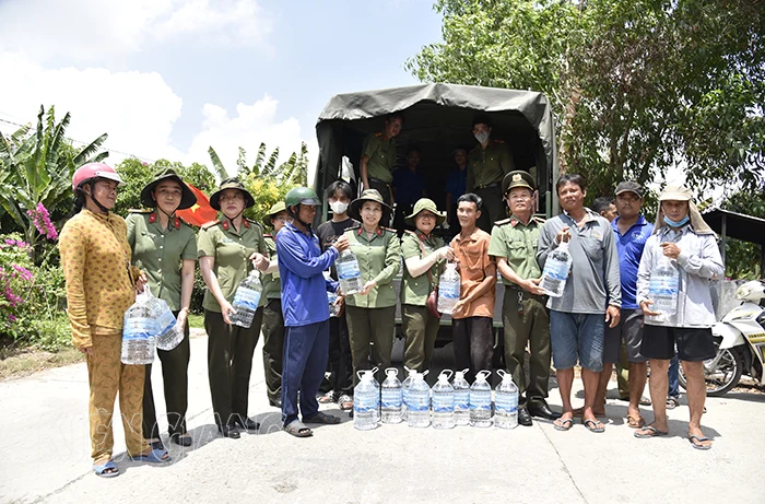 Hỗ trợ nước uống cho 200 hộ dân ở xã biên giới Tân Khánh Hòa